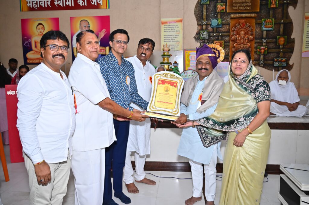कोल्हारच्या जैन श्रावक संघाचा बहुमूल्य “समाजशिल्पी पुरस्कार” आनंद दरबारचे बाळासाहेब धोका यांना प्रदान. कोल्हारच्या जैन श्रावक संघाचा बहुमूल्य “समाजशिल्पी पुरस्कार” आनंद दरबारचे बाळासाहेब धोका यांना प्रदान.