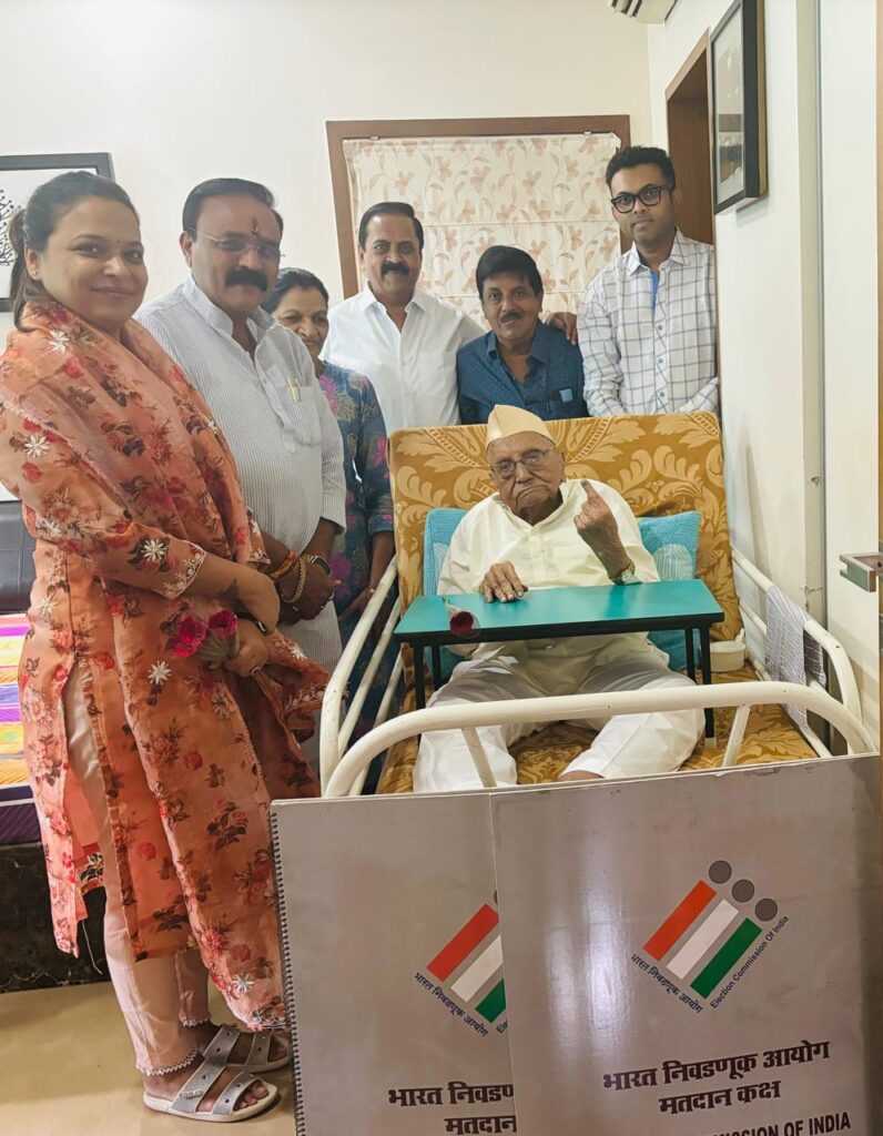 लोकशाहीचा उत्सव- १०४ वर्षीय चंद्रभान पुणमचंद भन्साळी यांचे प्रेरणादायी मतदान..!